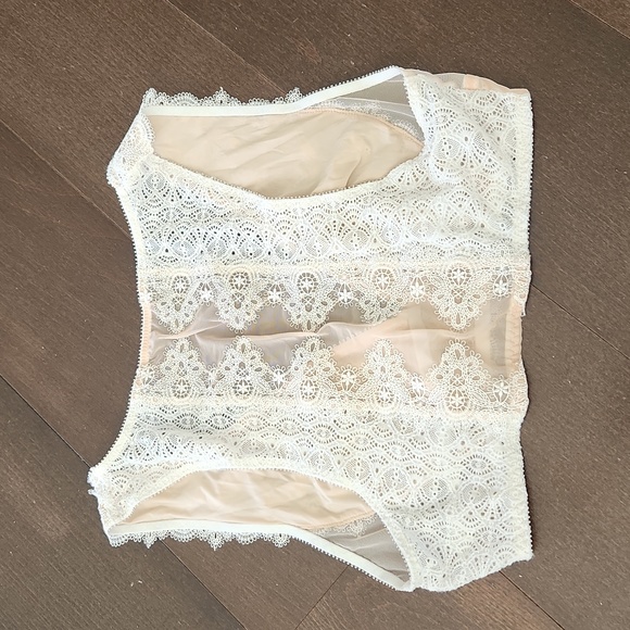 Victoria Secret Lace Tank Bra - Picture 5 of 7